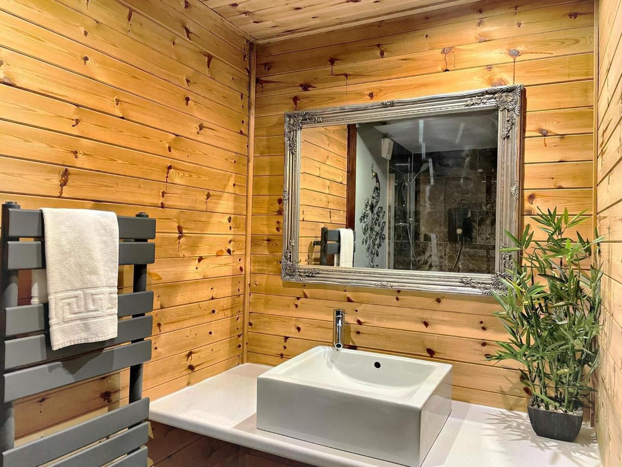 Wren 8-Hot Tub-Woodland Lodges-St Clears-Carmarthen-Tenby Экстерьер фото